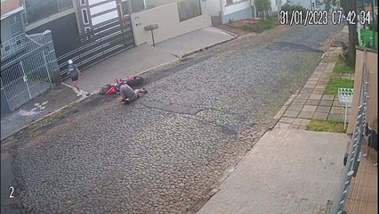 Motociclista cai de moto ao tentar passar a mão em mulher que andava na rua