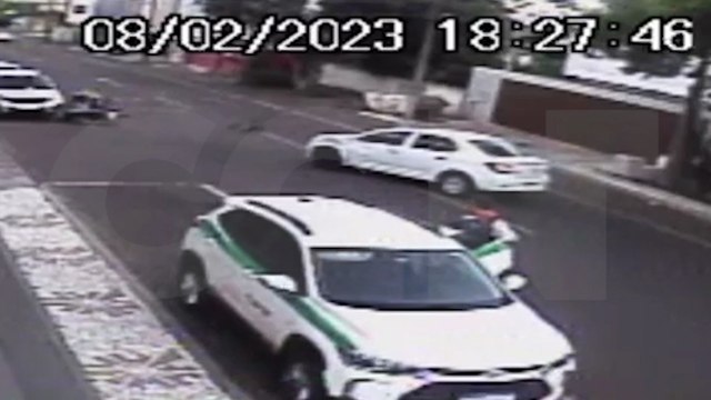 Câmera flagra acidente que deixou motociclistas feridos na rua Treze de Maio