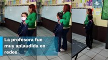 Maestra enseña lenguaje de señas a estudiantes para poder comunicarse con compañera sordomuda