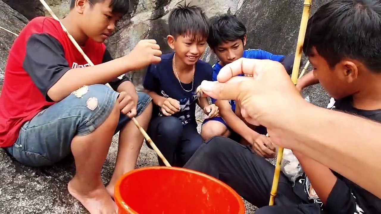 Sang Vlog - 1 Ngày Câu Cá Trong Hang Động Mùa Nước Lũ Cùng Team