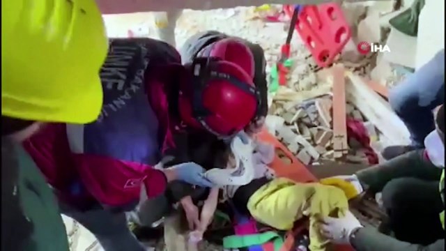 Enkaz altından çıkarılan kız çocuğunun ilk isteği yürek dağladı: Sadece susadım