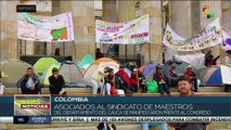 Maestros provenientes del departamento del Cauca protestan frente al Congreso colombiano