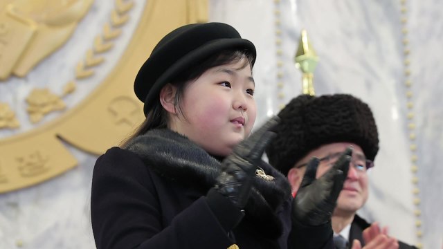 김정은 딸 '김주애'도 열병식 등장...공식 석상 잇따라 참석 / YTN