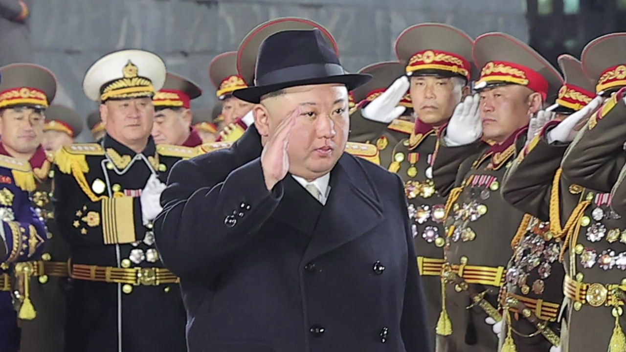 北 김정은, 어제 열린 열병식 참석...연설 안 해 / YTN