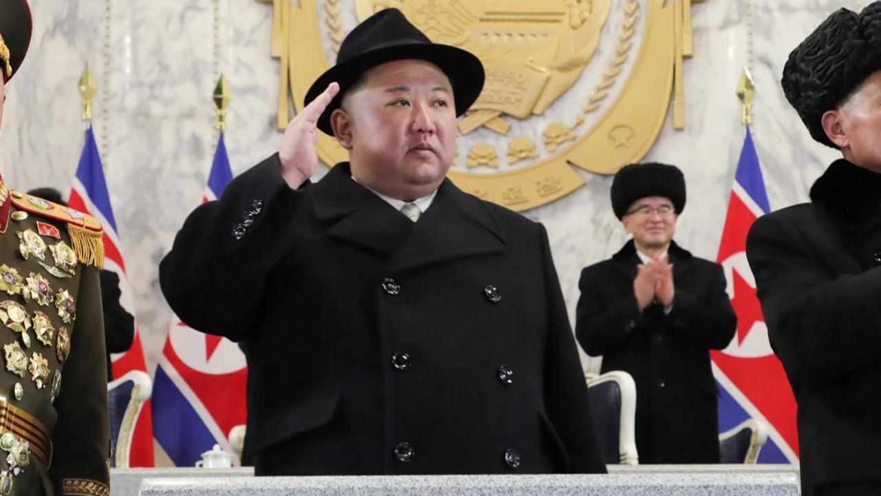 [더뉴스] 北 역대 최대 규모 열병식 개최... 신형 추정 무기 포착 / YTN
