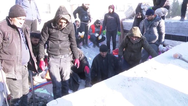 بارقة أمل في العثور على ناجين في أدي يمان التركية بعد سماع أصوات استغاثة تحت الأنقاض