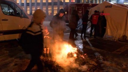 MALATYA'DA DEPREMZEDELER TOPLANMA MERKEZİ VE ÇADIRLARDA BARINIYOR; ATEŞ YAKIP ISINIYORLAR
