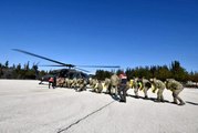 Depremden etkilenen köylere helikopter ile yardım ulaştırıldı