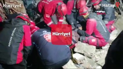 10 yaşındaki Mehmet, ekipler tarafından 65 saat sonra enkazdan sağ olarak kurtarıldı