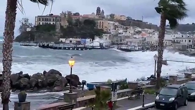 Eolie, tempesta di vento a 60 chilometri orari