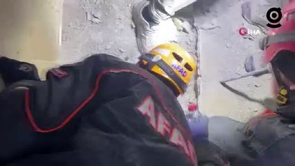 Enkaz altında kurtarılmayı bekleyen Kevser’in ilk isteği babasının sesini duymak oldu