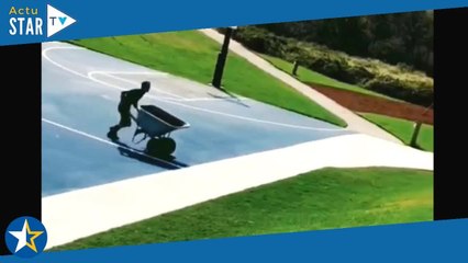 Cet homme tente de pousser une brouette pleine de terre... et c'est la catastrophe !