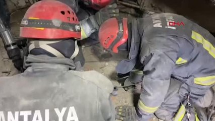 ANTALYA-'UMUDUNUZU KAYBETMEYİN' DİYE YAZDIĞI ENKAZDAN 64 SAAT SONRA SAĞ ÇIKARILDI