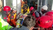 Adıyaman'da 1 kişi depremden 77 saat sonra enkazdan kurtarıldı