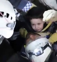 حظة إخراج الطفل السوري  "كرم" من تحت أنقاض منزله