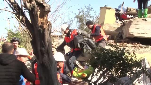 En acı teşhis...60 saattir enkazda bekleyen baba hüznü ve sevinci aynı anda yaşadı
