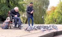 تعرّف على صداقة مميزة تجمع بين مبتعث سعودي وجاره المُسن في هولندا