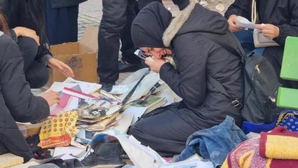 Genç kadın enkazdan çıkan yakınının fotoğrafını öpüp, gözyaşı döktü