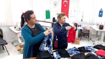 Kozanlı anneler, depremzedeler üşümesin diye üretime geçti