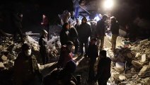 متطوعون سوريون ينضمون إلى منظمة الخوذ البيضاء للمساعدة في العثور على ناجين