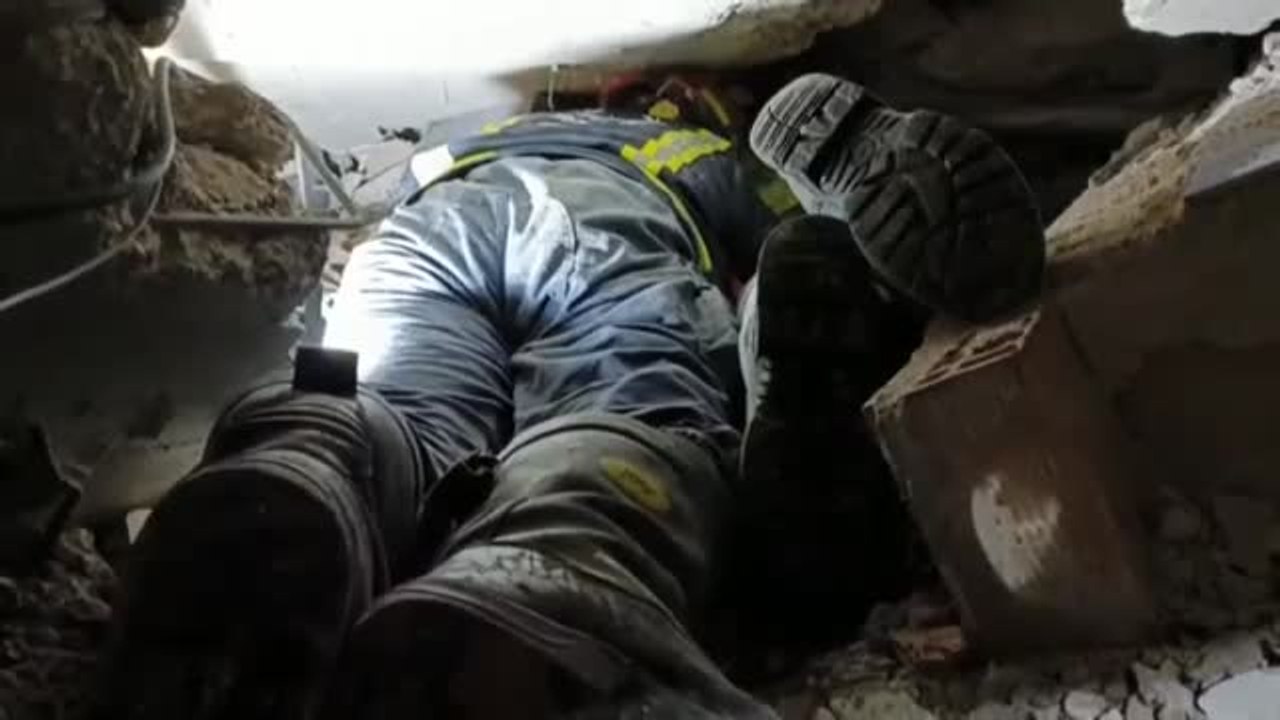 El esfuerzo y el cariño de los bomberos españoles durante los rescates en Turquía