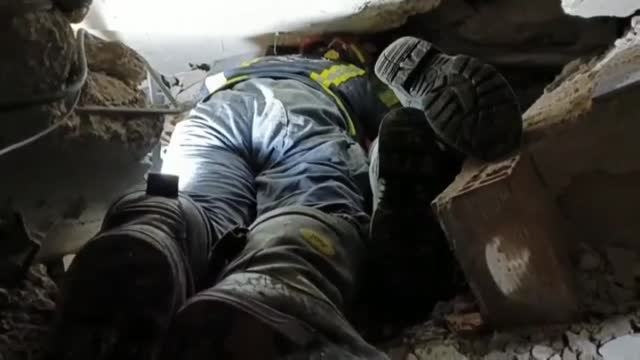 El esfuerzo y el cariño de los bomberos españoles durante los rescates en Turquía