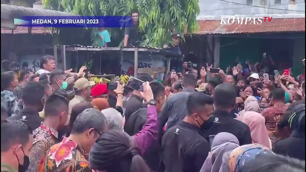 Warga Histeris Sambut Jokowi di Pasar Bakti, Ada yang Naik ke Atap dan Pohon