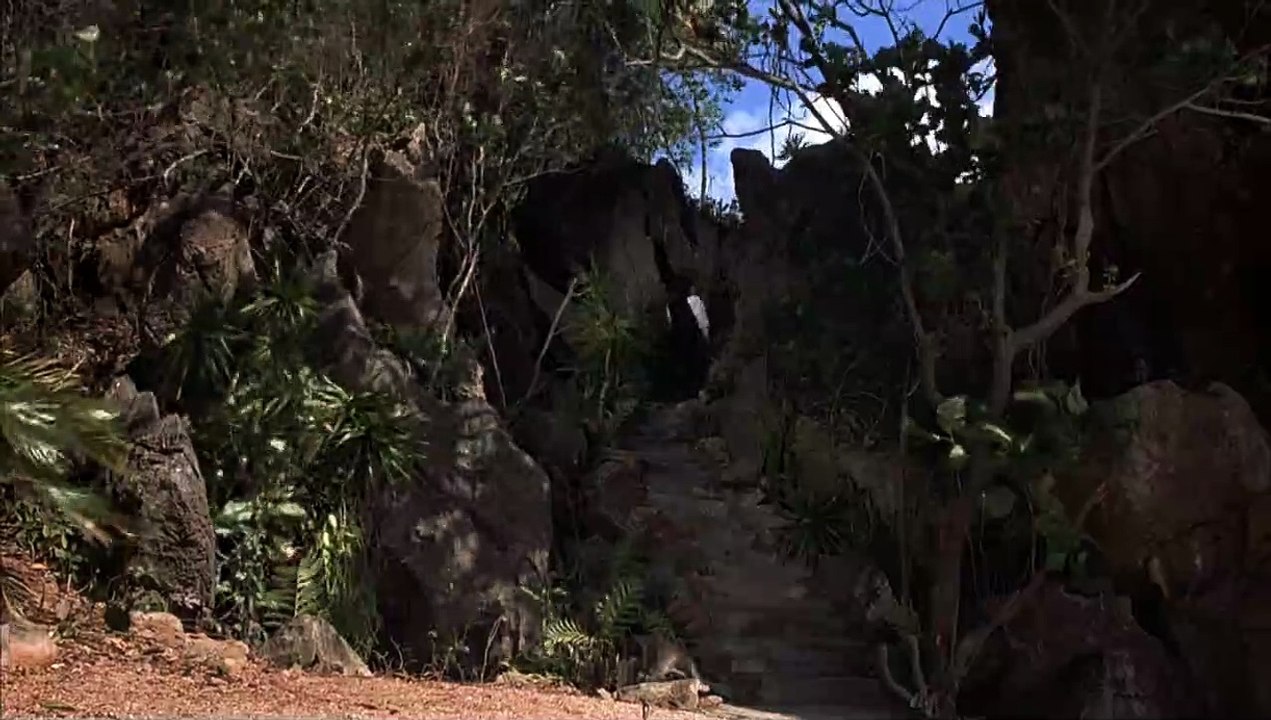 James Bond 007 - Der Mann mit dem goldenen Colt | movie | 1974 | Official Clip