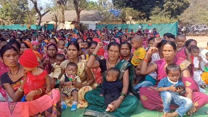 VIDEO: माताओं के साथ दुधमुहे बच्चे भी बेमियादी हड़ताल पर