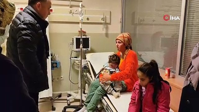 Enkazdan kurtarılan anne ve 2 çocuğu İnegöl'de tedavi altına alındı