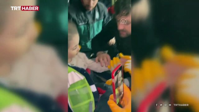 Enkazdan çıkarılan minik Hazal'ın 'su ister misin?' sorusuna verdiği cevap gülümsetti