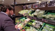 López Miras, este jueves. haciendo la compra en un supermercado de Berlín para defender la agricultura murciana.