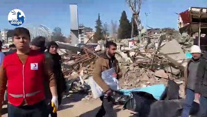 Adıyaman'da cenazeler kamyonlara konularak taşınıyor