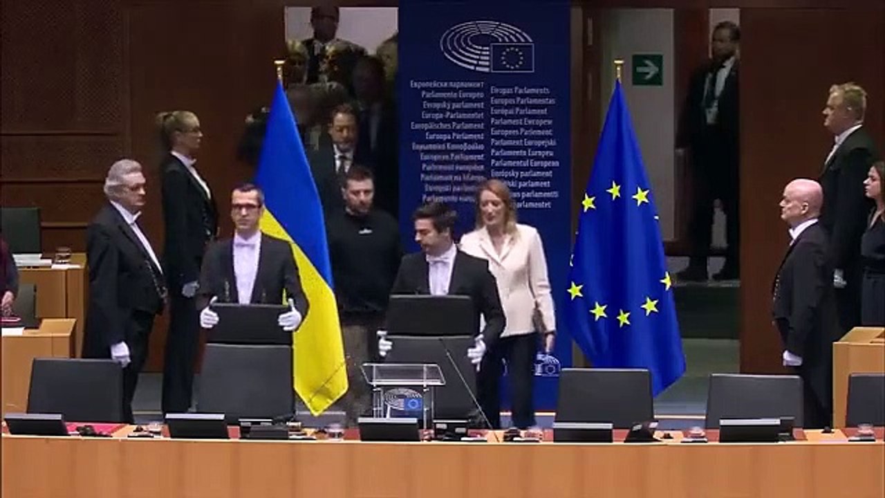 Zelensky aplaudido de pé na chegada ao Parlamento Europeu