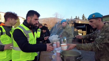 Mehmetçik 40 bin kişilik sıcak yemek dağıttı