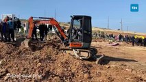 Hatay’da depremde hayatını kaybeden vatandaşlar için toplu mezarlar kazılıyor: “Cenazelerimizi bile doğru düzgün gömemiyoruz