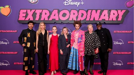 Voici - Extraordinary : qui est Sofia Oxenham, l'interprète de Carrie dans LA série à ne pas rater sur Disney + ?