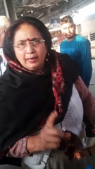 कलयुगी माता पिता बच्ची को टै्न के टोयलेट में छोड़ गए