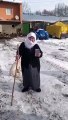 AKP'li Ömer Çelik, hayvanlarını satıp deprem yardımı yapan yaşlı kadını paylaştı: “Allah devletimizin hiçbir zaman bayrağını yere indirmesin.”