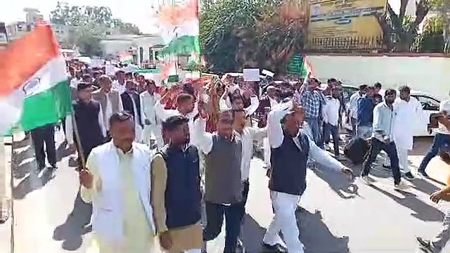 राजस्थान में यहां सीएचसी को नए भवन में शुरू करवाने की मांग को लेकर ग्रामीणों ने निकाली तिरंगा यात्रा