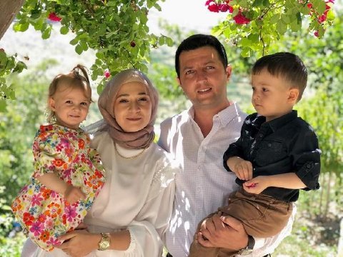 DEPREMDE ÖLEN UĞUR ÖĞRETMEN İLE 2 ÇOCUĞU TOPRAĞA VERİLDİ