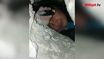 Enkaz altında kalan kadın ile kurtarma ekiplerinden bir görevlinin diyaloğu duygulandırdı