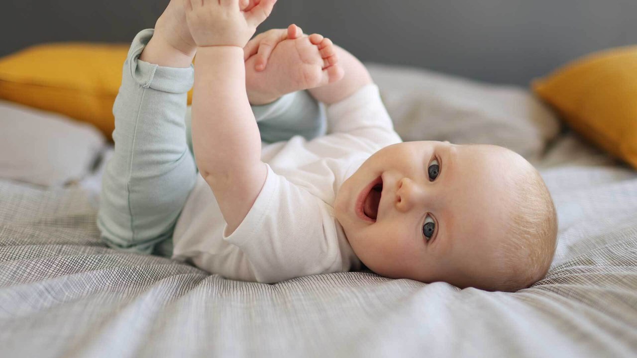 Baby Körpersprache richtig deuten: So verstehst du, was dein Kind dir sagen will