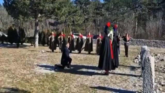 Giorno Ricordo, La Russa a Basovizza si inginocchia davanti foiba