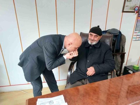 84 yaşındaki Remzi dede, kefen parasını depremzedeler için bağışladı: Herkesi ağlattı