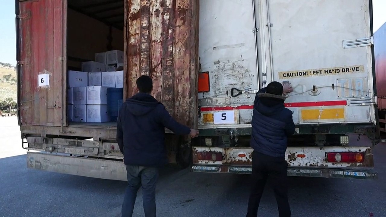 دخول أول قافلة مساعدات منذ وقوع الزلزال إلى شمال سوريا