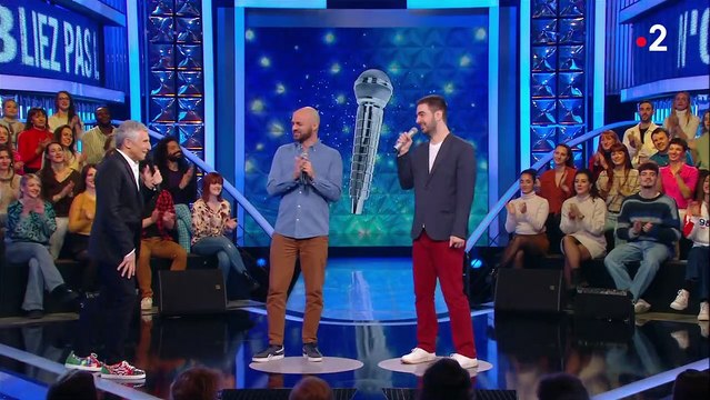 Nagui fasciné par les yeux d'un candidat dans l'émission N'oubliez pas les paroles .