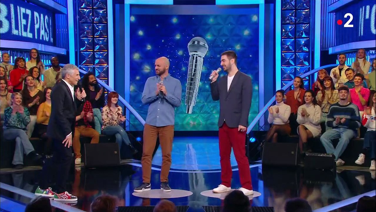 Nagui fasciné par les yeux d'un candidat dans l'émission "N'oubliez pas les paroles".