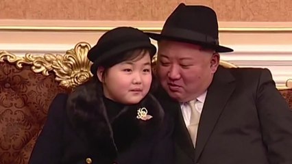 주석단 오른 김주애...열병식에서 김정은 뺨 어루만져 / YTN