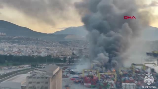 Rusya, limandaki yangın söndürme çalışmalarına havadan destek veriyor